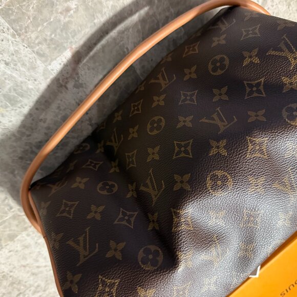 STUNNING Fashion Satchel with shoulder strap and bag charms w/LV Bag! - Picture 4 of 8